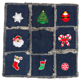 Kerst Kerstsok Strijk Embleem Patch Groen Rood samen met negen andere strijk kerst patches op een kussenhoesje van spijkerstof