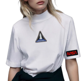 Nasa Tekst Embleem Strijk Patch zwart Rood samen met een space pilot strijk patch op een wit t-shirt