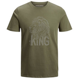 Leeuw Strass Strijk Applicatie King Tekst op een legergroen t-shirt