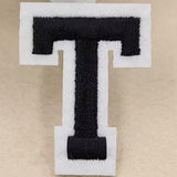 Zwarte Alfabet Letter T Met Witte Rand Strijk Patch