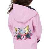 Poes Poezen Kitten Strijk Applicatie Zonnebril op de rugzijde van een roze jas