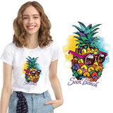 Een set van een kleine en XXL gekleurde ananas met roze zonnebril en "Sun Beach" tekst strijk applicatie op een wit t-shirt