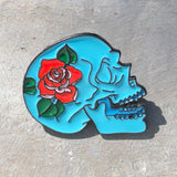 Close-up van een Blauwe Sugar Skull Doodskop Pin Met Rode Roos