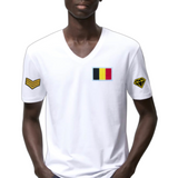 Rangstrepen Military Navy Embleem Strijk Patch Goud samen met de Belgische vlag en een diamant strijk patch op een wit t-shirt
