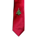 Kerstboom Christmas Tree Broche Sierspeld op een rode stropdas