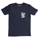 Koala Beer Beren Strijk Patch Grijs op een donker blauw t-shirtje