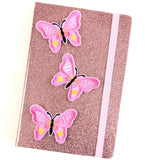 Drie Licht Roze Vlinder Strijk Patches op de voorzijde van glitter roze agenda