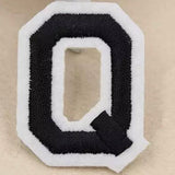Zwarte Alfabet Letter Q Met Witte Rand Strijk Patch