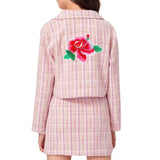 Pioen Roos Bloem XL Strijk Embleem Patch op de achterzijde van een roze geblokt jasje