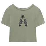 Vleugel Vleugels Wings Strijk Embleem Patch Set Zilver samen met een strass ster op een groen kort t-shirtje