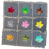 Herfstblad Herfst Blad Strijk Embleem Patch in negen verschillende kleuren op een sier kussenhoesje van spijkerstof