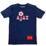 Rode voetbal, rood witte Ajax letters en Amsterdamse avlag strijk patches op een blauw t-shirtje