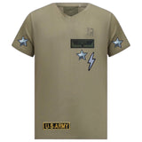 Bliksem Donker Schicht Strijk Embleem Patch Zilver samen met andere strijk patches op een legergroen t-shirt