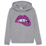 Mond Tand Bijt Op Lip XL Paillette Strijk Patch Applicatie Roze op een grijze hoodie