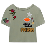 Paris Tekst Strijk Applicatie Patch Pailletten Goud samen met andere strijk patches op een groen shirtje