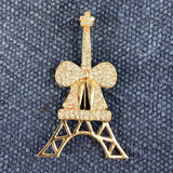 Eiffeltoren Strass Goudkleurige Broche op een denim blauwe achtergrond