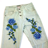 Twee Driedimensionale Blauwe Bloemen Tak Opnaai Embleem Patches op de broekspijpen van een jeans