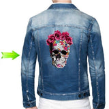 AlleenXXL Doodskop Skull Met Bloemen Strijk Applicatie  op de rugzijde van een donkerblauw spijkerjasje