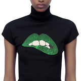 Mond Bijt Op Lip Pailletten Strijk Embleem Patch Groen op een zwart t-shirt