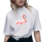 Roze Flamingo XXL Strijk Embleem Patch Links op een wit t-shirt