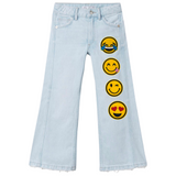 Emoji Smiley Love It Ogen Strijk Embleem Patch samen met drie andere varianten op een kindermaat spijkerbroek