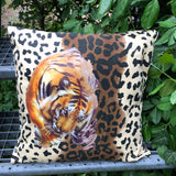 Voorbeeld van de Full-color strijk applicatie van een sluipende tijger die naar beneden kijkt op een kussentjes met dieren print