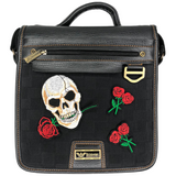 Doodskop Skull Rode Roos Strijk Embleem Patch samen met roos patches op een zwarte canvas tas