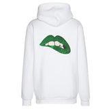 Mond Bijt Op Lip Pailletten Strijk Embleem Patch Groen op de achterzijde van een witte hoodie