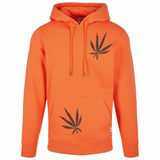Twee maal de Hennep Wiet Weed Blad Cannabis Strijk Embleem Patch op een oranje hoodie 