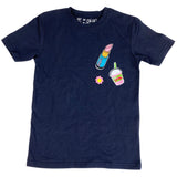 Shake Beker Rietje Strijk Embleem Patch samen met een bloemetje en een lipstick op een donkerblauw t-shirtje