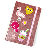 Klein Zalm Roze Bloemetje Strijk Embleem Patch samen met andere strijk patches op een glitter roze agenda
