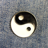Close up van de Yin Yang Balans Evenwicht Emaille Pin