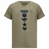 Air Force Aviator Strijk Rang Embleem Patch samen met andere leger strijk patches op een legergroen t-shirt