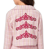 Drie maal de Cosplay Sequins Venetiaans Kant  Strijk Applicatie Patch Roze op de rugzijde van een roze jasje