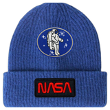 Nasa Tekst Embleem Strijk Patch zwart Rood samen met een astronaut strijk patch op een blauwe wollen muts