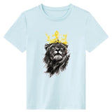 Leeuw Kroon King Leeuwen Kop Met Manen Full Color Strijk Applicatie op een lichtblauw t-shirt