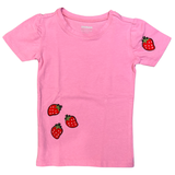 vier maal de Aardbei Aardbeien Fruit Strijk Embleem Patch op een roze t-shirtje