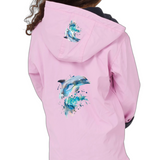 Dolfijnen Strijk Applicatie op de rugzijde van een roze jas voor kinderen