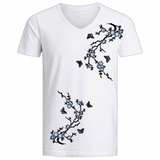 zes maal de Vlinder Strijk Embleem Applicatie Patch Grijs samen met twee grijze bloesem bloem takken op een wit t-shirt