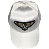 Airforce Wings Military Embleem Strijk Patch op een wit satijnen cap