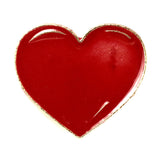 Pin van een rood glanzend hartje met dun gouden randje en achterkant