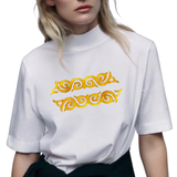 Twee maal de Cosplay Sequins Venetiaans Kant Strijk Applicatie Patch Lichtgoud op een wit t-shirt
