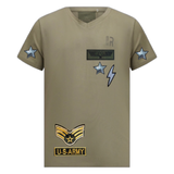 Rang Embleem Leger Camouflage Strijk Patch samen met andere strijk patches op een legergroen t-shirt