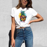 Een set van een kleine en XXL gekleurde ananas met roze zonnebril en "Sun Beach" tekst strijk applicatie op een wit t-shirt