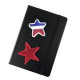 Ster Rood Wit Blauw Paillette Strijk Embleem Patch samen met een rode paillette ster strijk patch op de voorzijde van een zwarte agenda