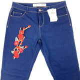 Rode Bloesem Bloemen Tak Strijk Embleem Applicatie op de broekspijp van een blauwe spijkerbroek