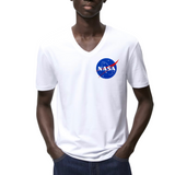 Nasa Embleem Tekst Strijk Applicatie op een wit t-shirt met V hals