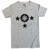 Drie maal de Ster Sterren Strijk Patch Strass Zwart op een grijs t-shirtje samen met een ronde zwarte zon strijk patch
