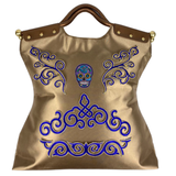 Sugar Skull Mexico Schedel Strijk Embleem Patch op een goudkleurige tas samen met blauw paarse sierlijke strijk patches