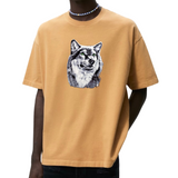 Wolf Met Groene Ogen Strijk Applicatie op een mosterd geel t-shirt